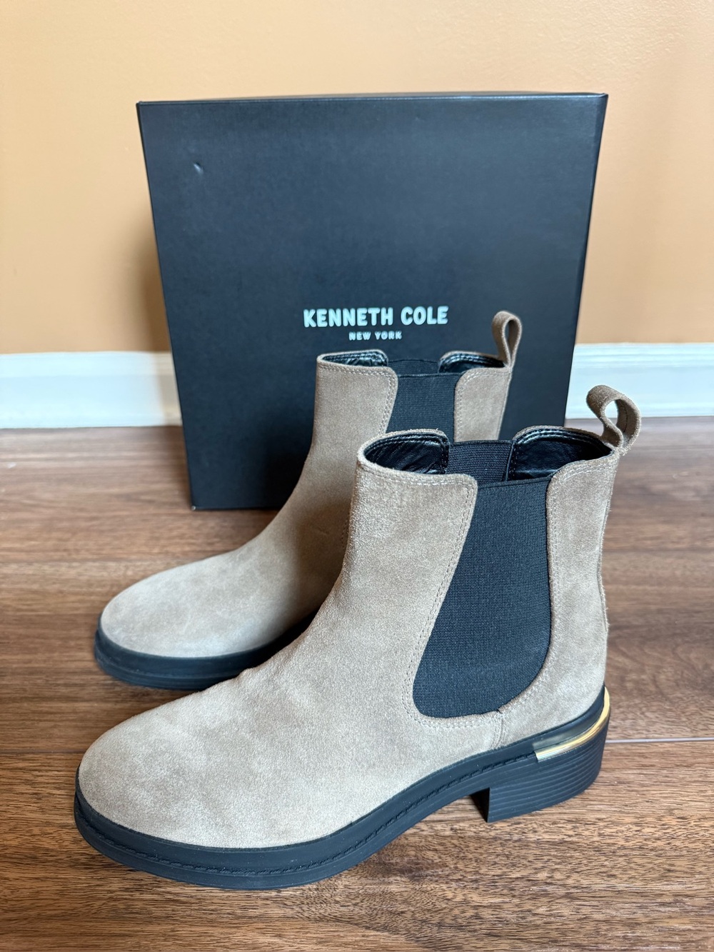 NEW Kenneth Cole Taupe Suede Chelsea Boots